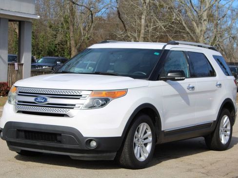 Used 2015 Ford Explorer XLT w/ Equipment Group 202A image 3