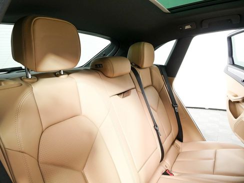 Certified 2025 Porsche Macan image 24