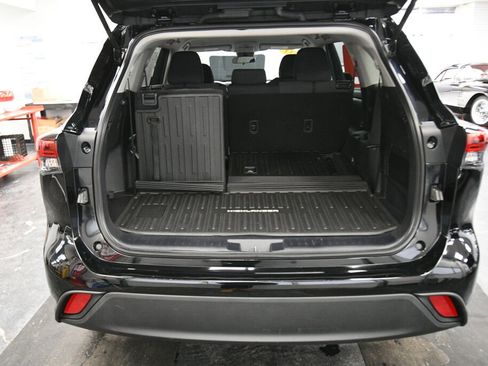 Certified 2023 Toyota Highlander L image 21
