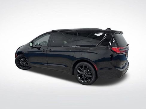 Used 2025 Chrysler Pacifica Limited image 3