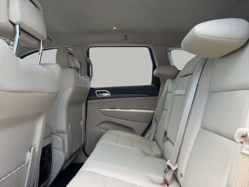 Used 2020 Jeep Grand Cherokee Laredo RWD image 15