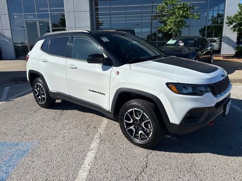 Used 2025 Jeep Compass Trailhawk AWD/4WD image 34