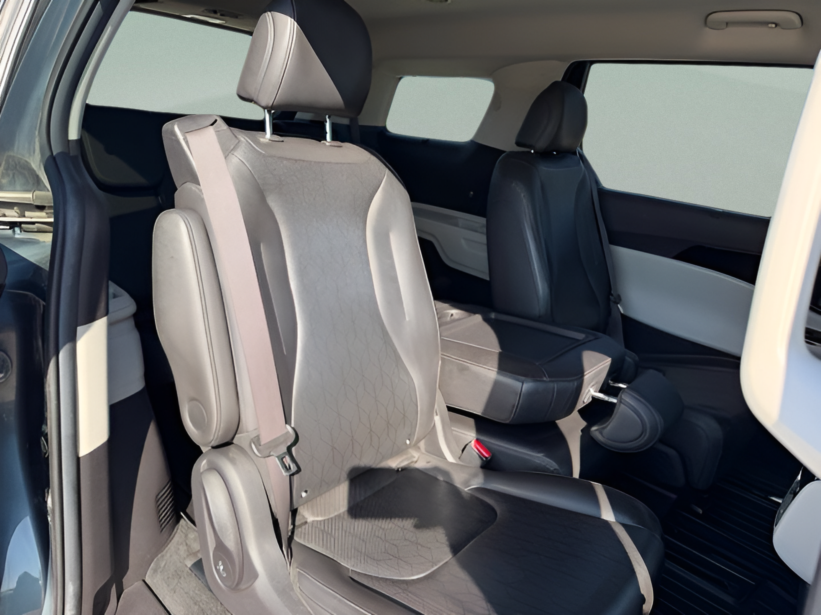 Used 2022 Kia Carnival EX FWD image 27