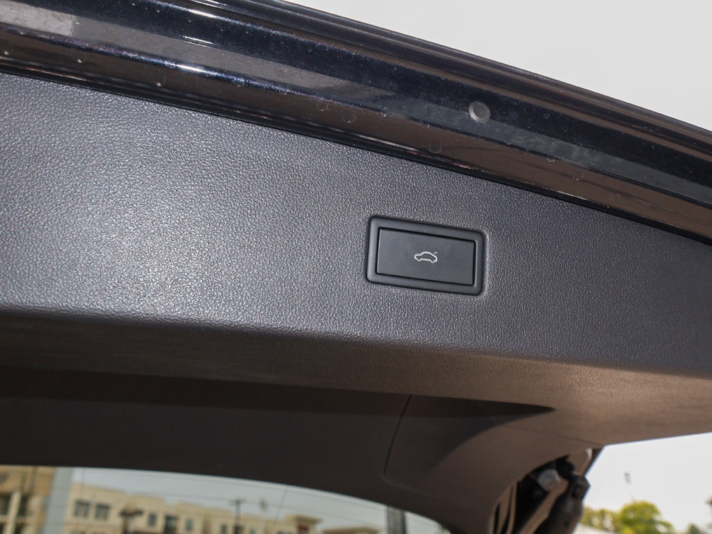 Used 2024 Volkswagen Tiguan SE w/ Panoramic Sunroof Package AWD/4WD image 11