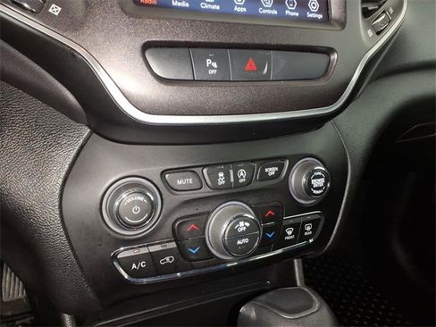 Used 2020 Jeep Cherokee Trailhawk w/ Cold Weather Group image 20