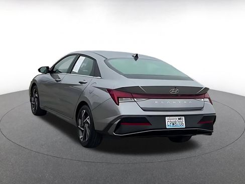 Used 2025 Hyundai Elantra SEL image 11