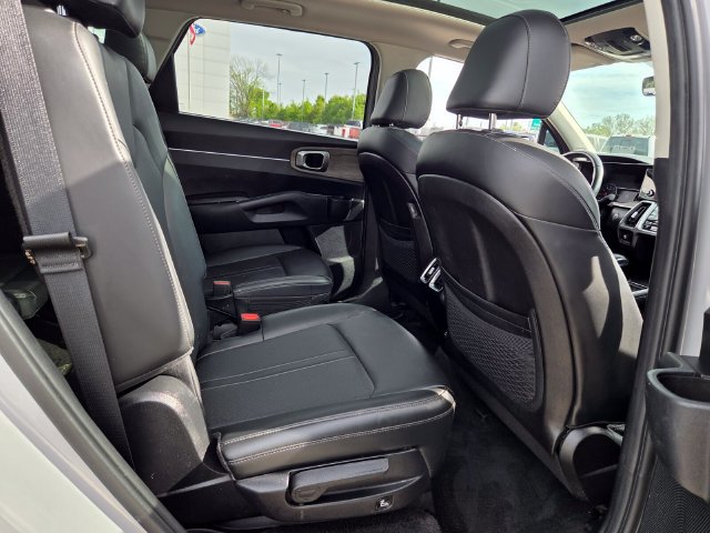Used 2023 Kia Sorento EX w/ Panoramic Sunroof Package FWD image 12