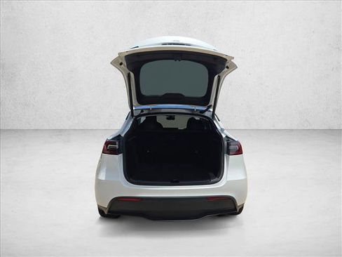 Used 2024 Tesla Model Y 2WD image 6