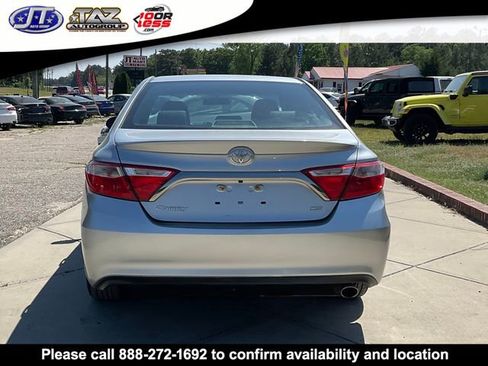 Used 2017 Toyota Camry SE w/ Moonroof Package FWD image 6
