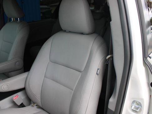 Used 2015 Toyota Sienna XLE FWD image 13