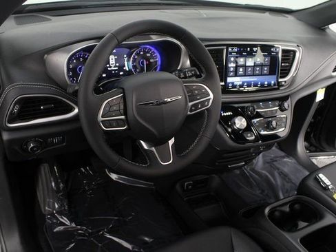 New 2026 Chrysler Pacifica Select image 8
