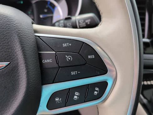 Used 2020 Chrysler Pacifica Limited w/ Advanced Safetytec Group FWD image 26