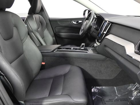 Used 2025 Volvo XC60 B5 Plus image 16