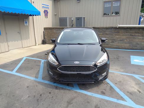 Used 2016 Ford Focus SE w/ SE Sport Package FWD image 5
