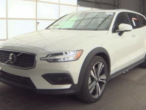 Used 2025 Volvo V60 B5 Cross Country Plus image 1