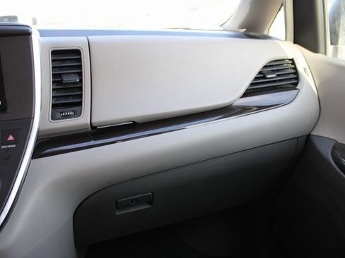 Used 2018 Toyota Sienna Limited image 33