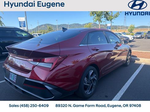 Used 2025 Hyundai Elantra Limited FWD image 3