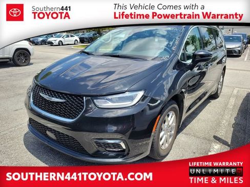 Used 2023 Chrysler Pacifica Touring-L FWD image 1