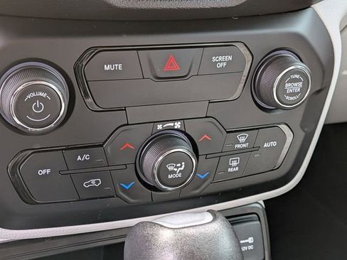 Certified 2018 Jeep Renegade Latitude w/ Popular Equipment Group image 21