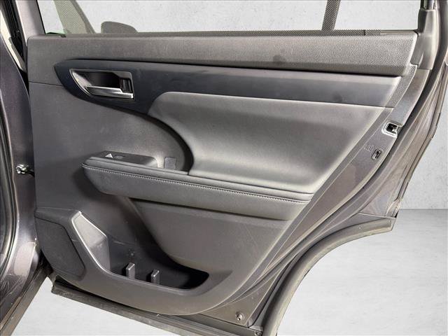 Used 2025 Toyota Highlander XLE AWD/4WD image 17