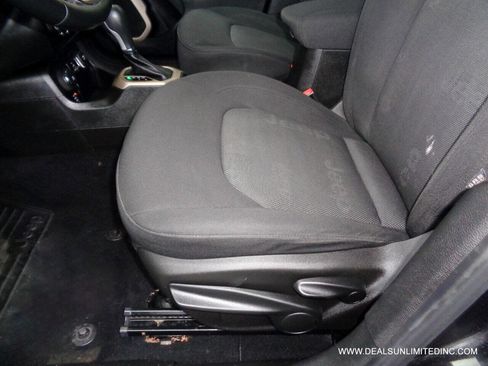 Used 2015 Jeep Renegade Latitude image 9