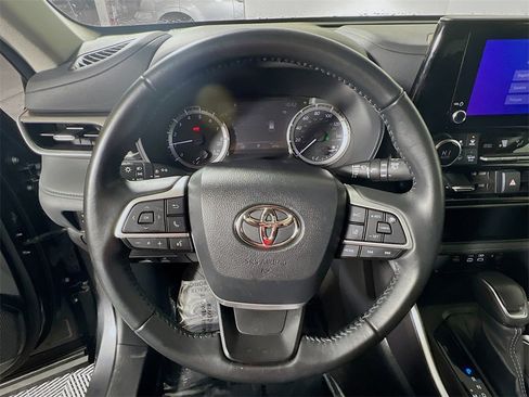Certified 2023 Toyota Highlander LE image 11
