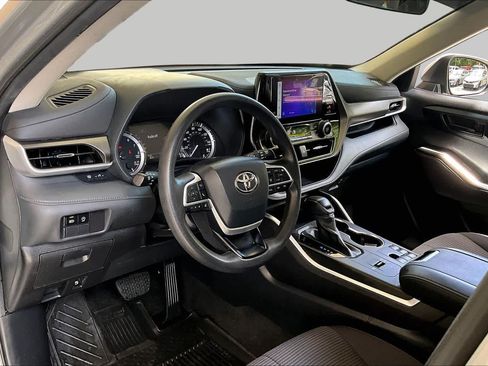 Used 2023 Toyota Highlander L FWD image 17