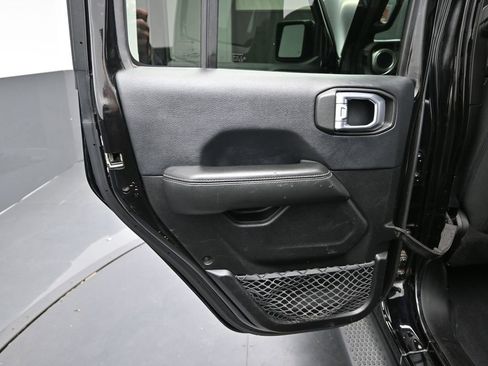 Used 2018 Jeep Wrangler Unlimited Sahara image 13