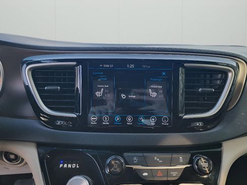 Used 2018 Chrysler Pacifica Touring-L image 22