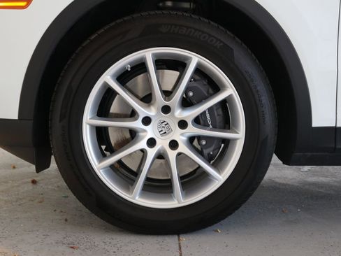 Used 2024 Porsche Cayenne image 43