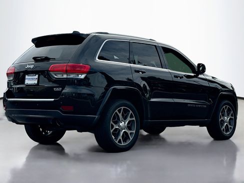 Used 2018 Jeep Grand Cherokee Limited AWD/4WD image 2