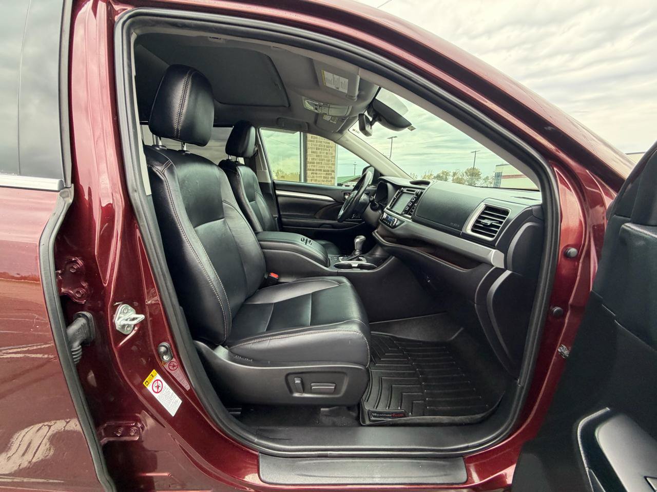 Used 2019 Toyota Highlander XLE FWD image 32
