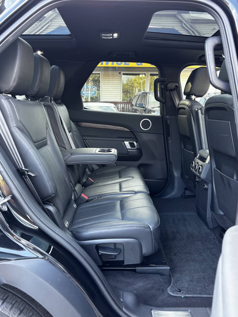 Used 2018 Land Rover Discovery HSE AWD/4WD image 16