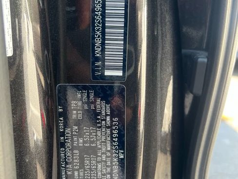 Used 2025 Kia Carnival FWD image 4