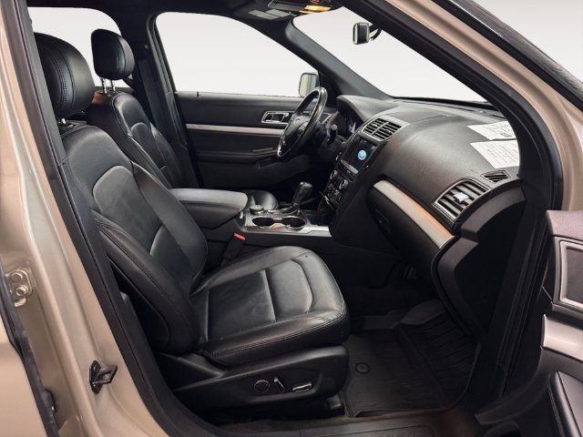 Used 2017 Ford Explorer XLT w/ Equipment Group 202A AWD/4WD image 4