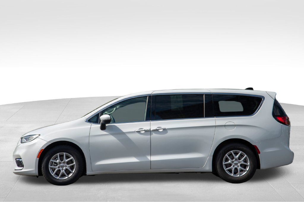 Used 2023 Chrysler Pacifica Touring-L FWD image 6