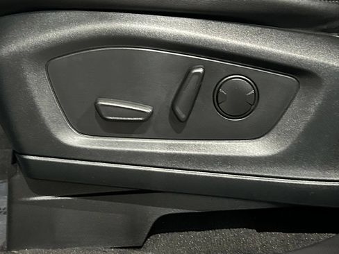 Used 2022 Ford Explorer XLT w/ Equipment Group 202A AWD/4WD image 47