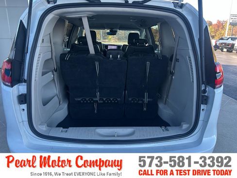 Used 2022 Chrysler Pacifica Touring-L image 21