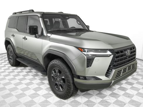Used 2024 Lexus GX 550 image 3
