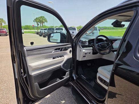 Used 2024 Jeep Wagoneer Series III AWD/4WD image 11