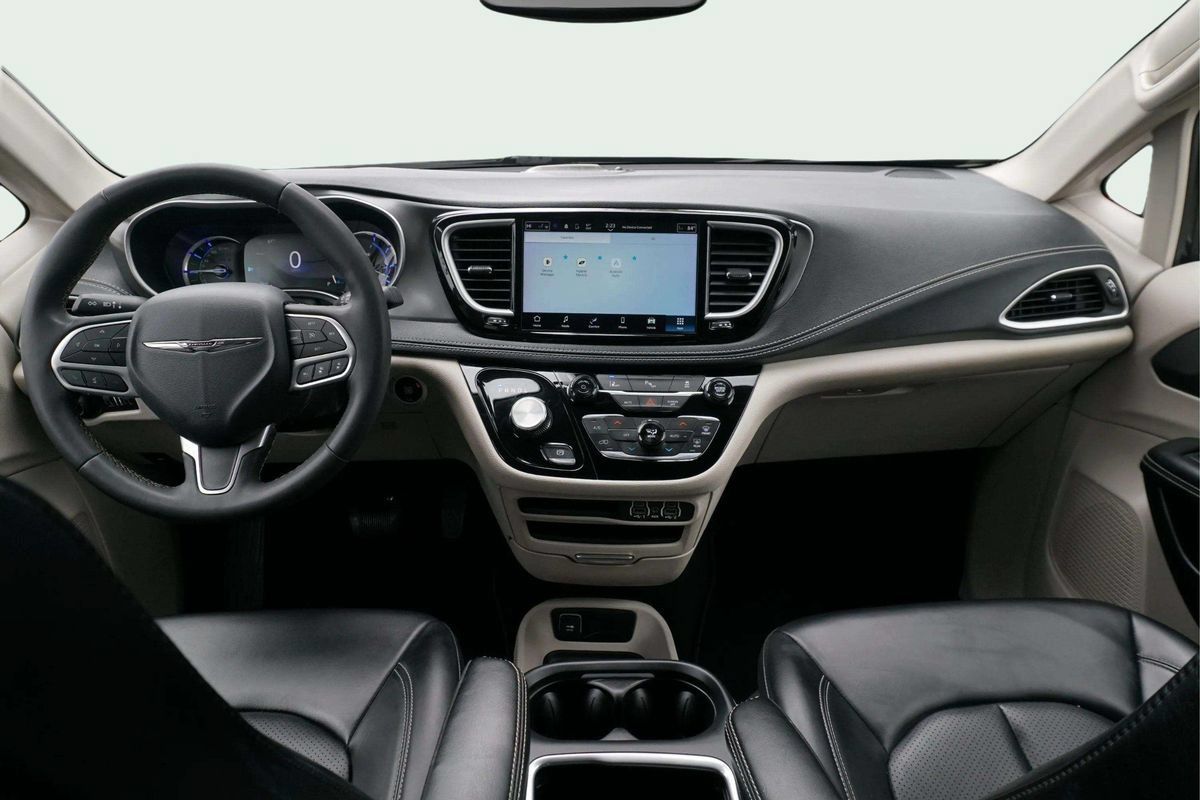 Used 2023 Chrysler Pacifica Touring-L FWD image 25