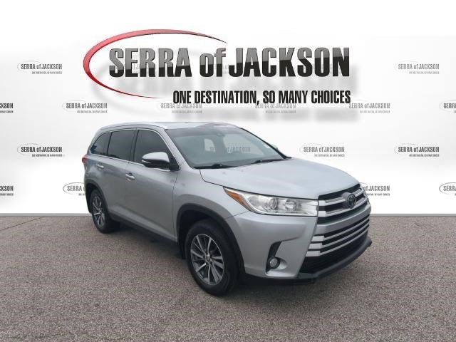 Used 2019 Toyota Highlander XLE AWD/4WD image 2