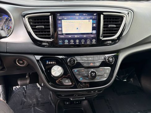 Used 2020 Chrysler Pacifica Touring-L Plus w/ Advanced Safetytec Group FWD image 24
