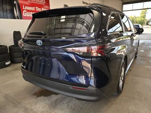 Certified 2025 Toyota Sienna LE AWD/4WD image 6