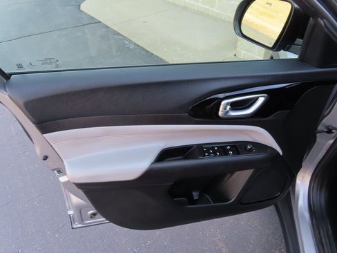 Certified 2023 Jeep Compass Limited image 24