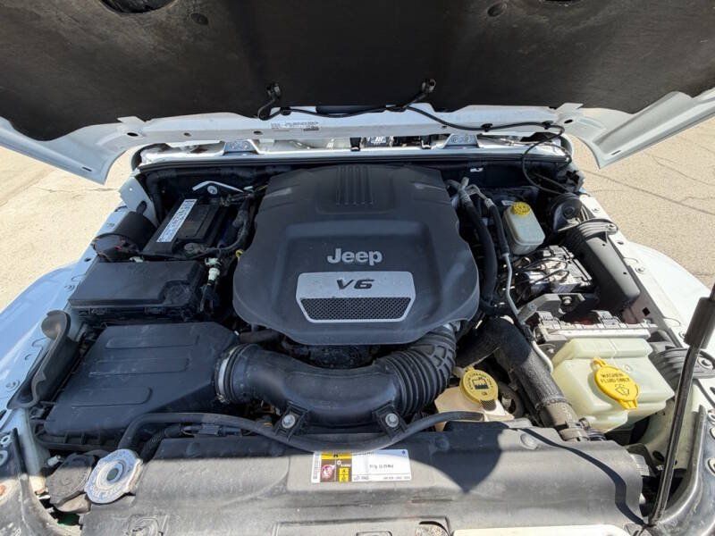 Used 2016 Jeep Wrangler Unlimited Sahara AWD/4WD image 15