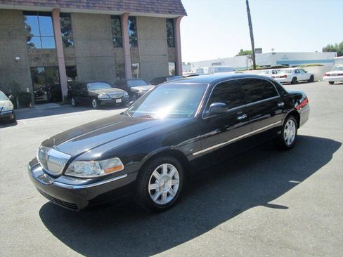 Used 2011 Lincoln Town Car Executive L image 1
