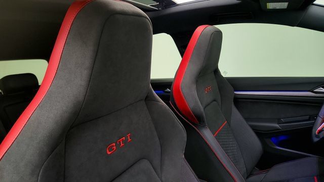 Used 2025 Volkswagen GTI SE FWD image 37