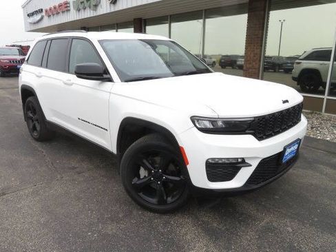 Used 2023 Jeep Grand Cherokee Limited w/ Black Appearance Package AWD/4WD image 4
