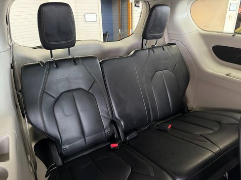 Used 2018 Chrysler Pacifica Touring-L FWD image 48